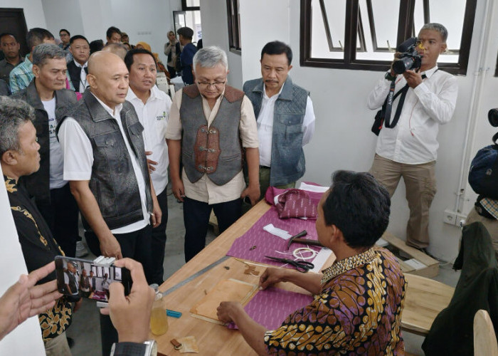 Kata Menkop, Rumah Produksi Bersama Bisa Tingkatkan Kualitas Produk Kulit Kabupaten Garut