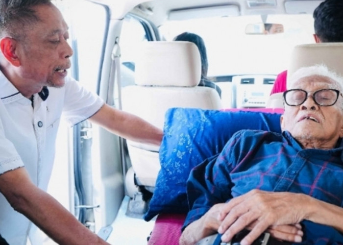 Kemensos Dampingi Anak Sayuti Melik, Heru Baskoro Jalani Pemeriksaan Mata di RSCM