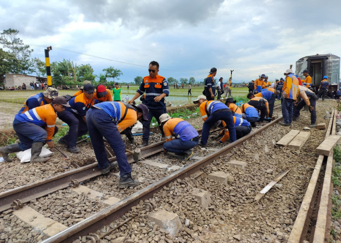 Tabrakan Kereta Terkini: Di Lokasi Tersisa 2 Lokomotif dan 4 kereta, 9 Perjalanan Kereta Bandung-Banjar Batal