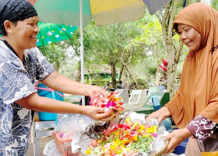 Berkah bagi Penjual Bunga di TPU Cinehel Kota Tasik Jelang Ramadan Masyarakat Ziarah Kubur