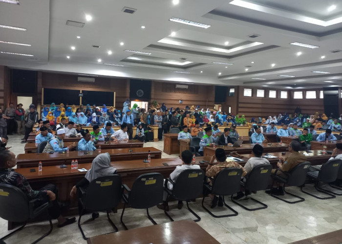 Ratusan Guru Madrasah Tasikmalaya Geruduk Gedung Dewan, Protes Kerja ASN 5 Hari Diterapkan