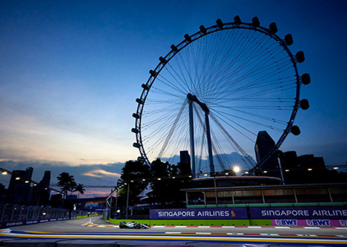 Lewis Hamilton Tempel Ketat Max Verstappen di Formula1 Seri 17 Singapura 2022