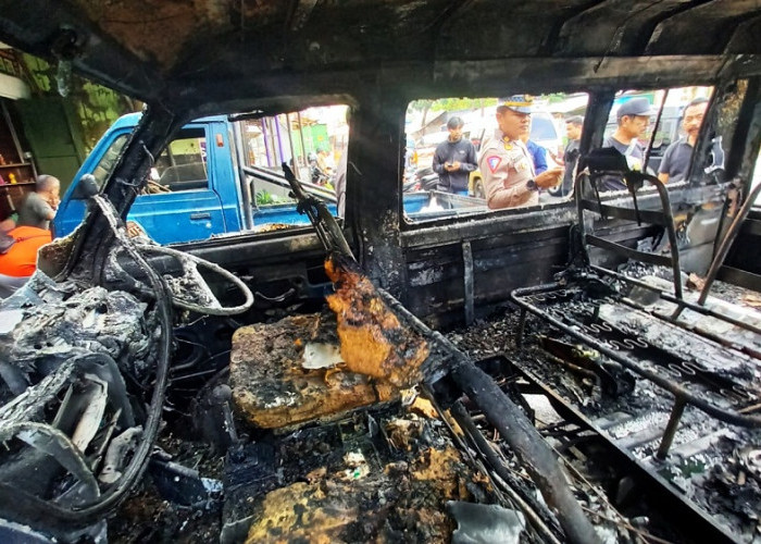 Tiga Kali Kontak Dinyalakan, Wuuus...Api Membakar Mobil Daihatsu Zebra di Jalan RE Martadinata Tasikmalaya