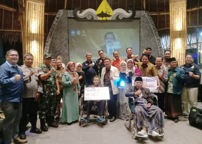 Dewan Kesenian Kota Tasikmalaya Berikan Anugerah Budaya kepada Soni Farid Maulana dan Hato'an Wangsasenjaya