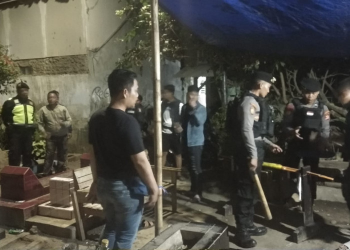 Gerebek Judi Adu kemiri di Area Pemakaman Umum Tasikmalaya, Puluhan Penjudi Panik didatangi Polisi