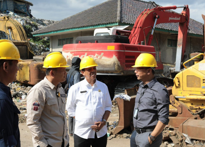 Pemkot Tasikmalaya Terima Bulldozer dari bjb untuk Optimalkan Pengelolaan Sampah