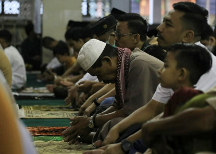 Pj Wali Kota Tasik Sampaikan Pesan saat Silaturahmi Lebaran di Masjid Agung