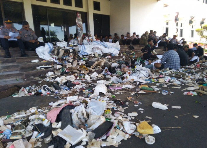 Aktivis Lingkungan Kirim Tumpukan Sampah ke Bale Kota Tasikmalaya, Ini Alasan Aksinya
