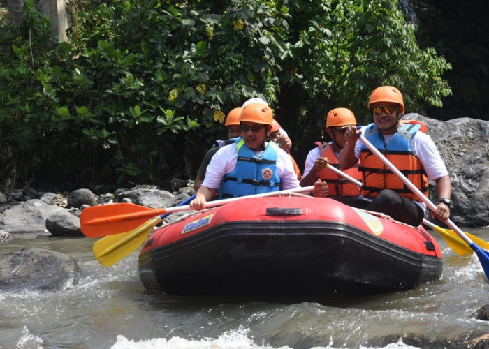 Sekda Kota Tasik Jajal Destinasi Wisata Air di Sungai Ciwulan