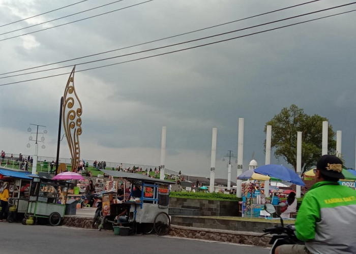 PKL kembali Berjualan ke Lokasi Taman Alun-alun Singaparna