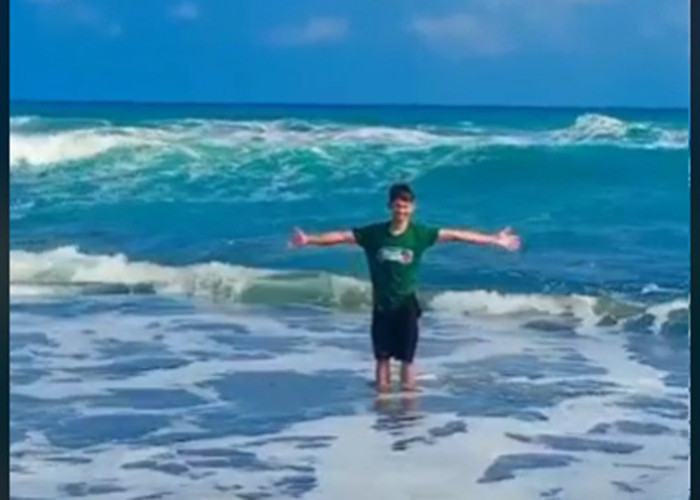 HEBOH! Pemuda Nekat Bermain Ombak Pakai Baju Hijau, Netizen Mengaitkannya dengan Mitos Nyi Roro Kidul