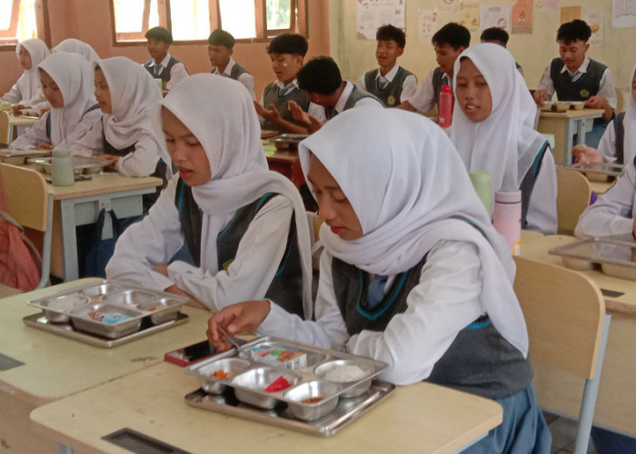 Hari Pertama Makan Bergizi Gratis di Kabupaten Tasikmalaya, Pelajar Sambut Gembira Santap Daging Ayam Suwir