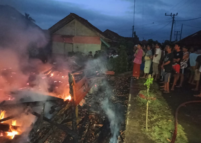 Bencana Kebakaran di Cigalontang Tasikmalaya, 2 Rumah Panggung dan 3 Sepeda Motor Hangus Dilahap Api