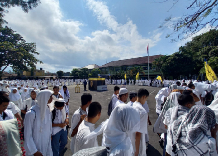 Ribuan Pelajar SMKN 2 Tasikmalaya Praktik Bimbingan Manasik Haji