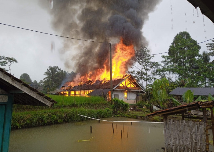 1 Jam Rumah Guru Ludes Terbakar, Kerugian Mencapai Rp100 Juta 