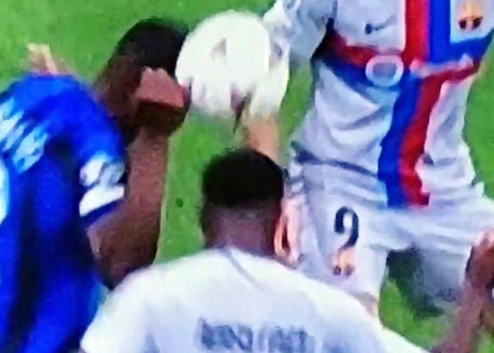 Xavi Marah Handsball Dumfries di Kotak Penalti Dibiarkan Wasit 