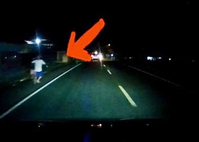Viral Video Aksi Pelemparan Mobil di Jalan Ciamis