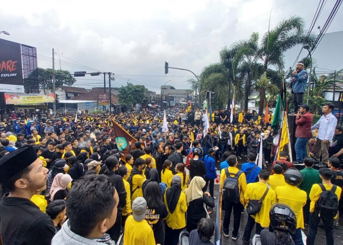 Ribuan Mahasiswa dan Pelajar Kuasai Simpang Jati, Demo Tolak Harga BBM Naik