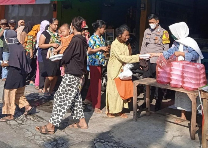 Nasi Kotak Gratis bagi Warga di Jumat Berbagi, Bhabinkamtibmas Kelurahan Banjar Sebarkan Kebaikan