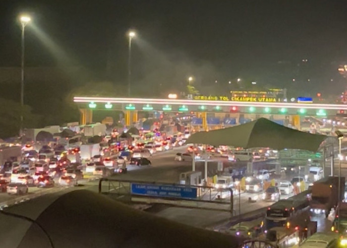UPDATE Arus Mudik Mulai Padat di GT Cikampek Utama, 51.489 Kendaraan Tinggalkan Jakarta