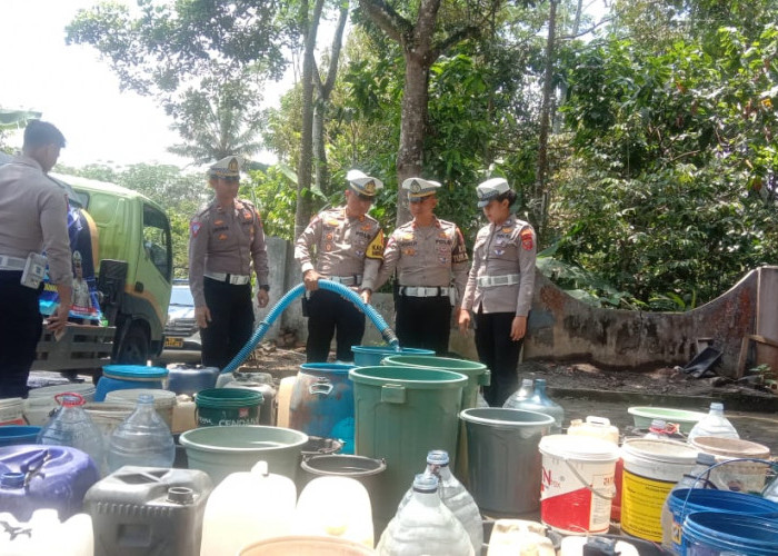 Warga Kebon Kalapa Terbebas dari Kekeringan, Polres Tasikmalaya Distribusikan Ribuan Liter Air Bersih