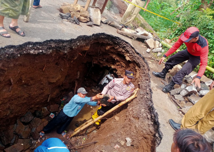 Perbaiki Jalan Amblas Penghubung Antara Nangela-Ciawi Tasikmalaya, Polsek Jamanis dan Warga Gotong Royong