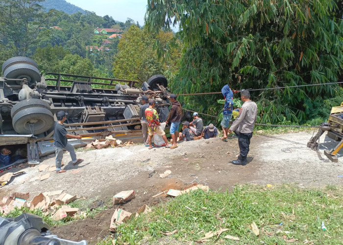 Diduga Rem Blong, Truk Muatan Teh Pucuk Terbalik di Gentong Tasikmalaya