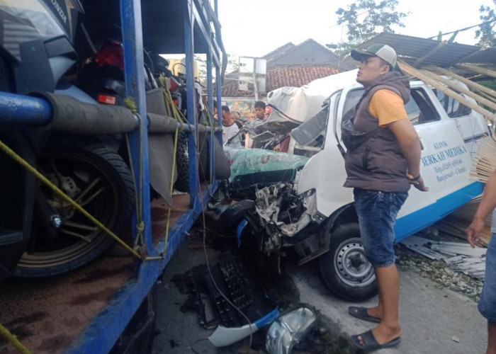 Ambulans Tabrakan dengan Colt Diesel di Pangandaran, Satu Orang Meninggal di Lokasi