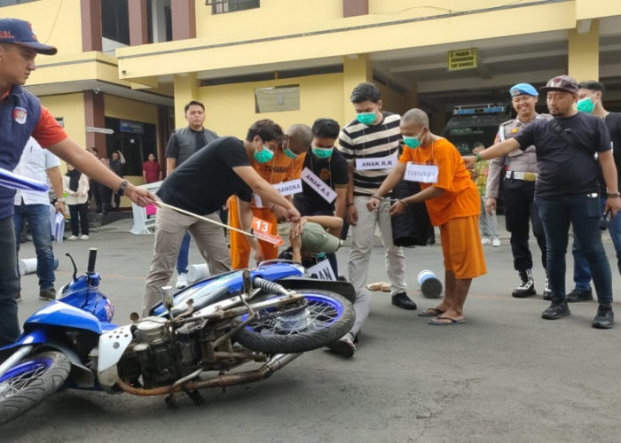 30 Adegan dalam Rekonstruksi Kasus Penganiayaan Pelajar Madrasah di Kota Tasikmalaya