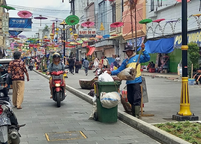 Bikin Petugas Kebersihan DLH Kewalahan, Sampah Berserakan di Pedestrian Cihideung Usai Malam Mingguan