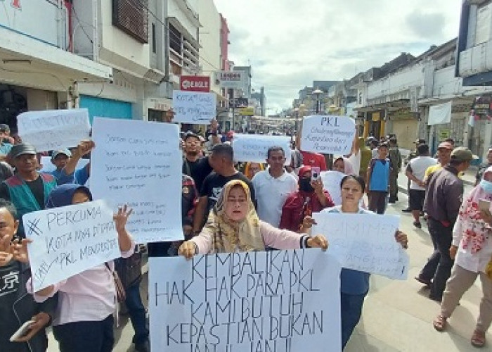 PKL Cihideung Berdemo di Kawasan Pedestrian ’Braganya’ Kota Tasikmalaya, Ini Tuntutan Mereka… 