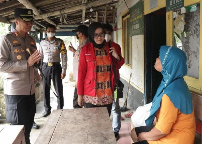 Mahasiswa dan Polres Banjar Sasar Warga Kurang Mampu Bagikan Paket Sembako