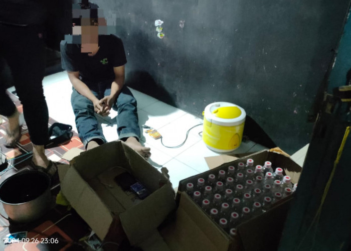 Empat Pelaku Pengedar Minuman Keras Diamankan Polres Tasikmalaya Kota, Ada yang Dikemas Botol Kecil