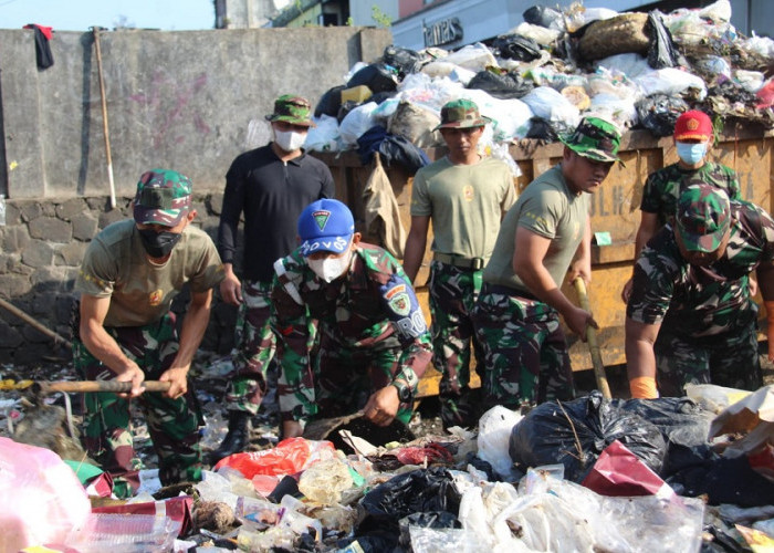 Gerak Cepat, Satgas Tasik Resik Tim Kodim 0612 dan Sub Garnisun Bersihkan Gundukan Sampah TPS Jalan Pancasila
