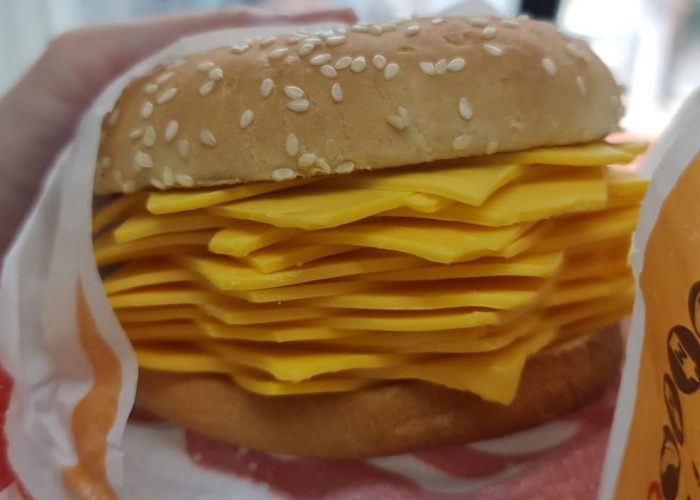 Burger King Rilis Menu Real Cheeseburger Dengan isi 20 Potong Keju