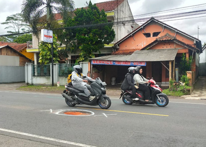 Jalan Nasional III Cikoneng Kabupaten Ciamis Berlubang, Pengendara Diminta Waspada Jelang Nataru