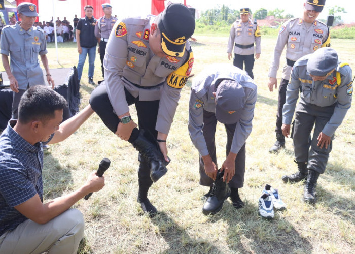 Kapolres Tasikmalaya Spontan Berikan Sepatu PDL kepada Petugas Linmas saat Apel Besar