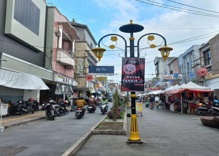 Belasan Banner Motor Dilarang Parkir di Pedestrian Cihideung Kota Tasikmalaya Dipasang Warga, kenapa?