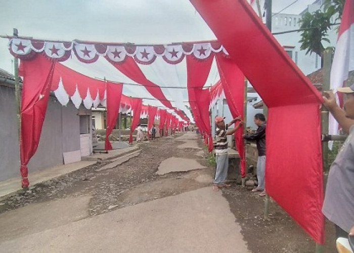 Kreatif, Warga Cilingga dan Cibahong di Tasikmalaya Membuat Lorong Merah Putih Sepanjang 250 Meter 