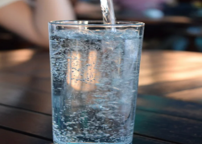 Khasiat Alami Minum Air Hangat di Pagi Hari, Yuk Kita Biasakan