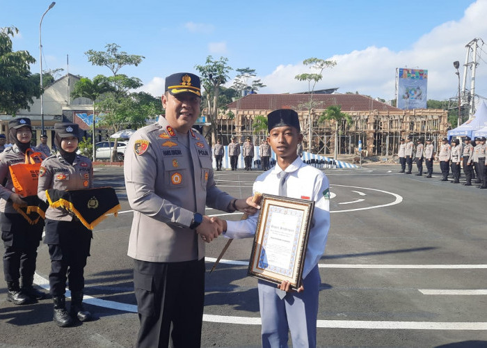 Aksi Heroik Reza Kusuma: Siswa Madrasah yang Panjat Tiang Bendera, Banjir Penghargaan di Tasikmalaya