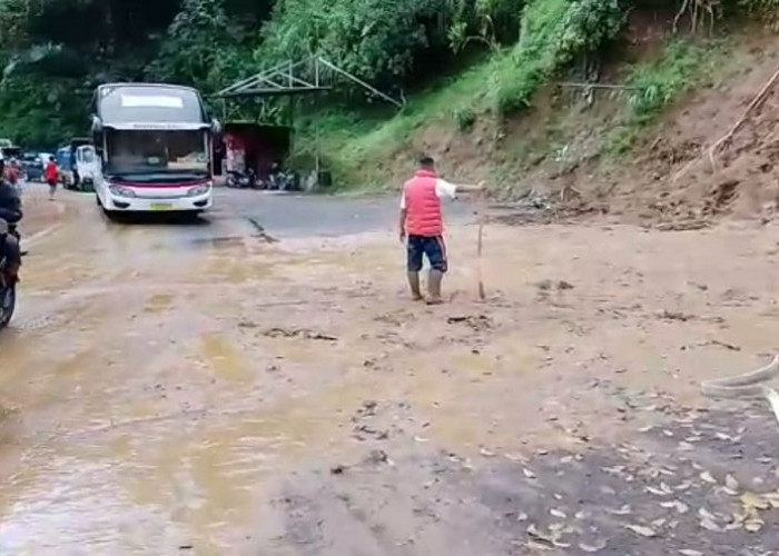 Hujan Deras, Jalan Raya Tasik-Garut sempat Tertimpa Longsor