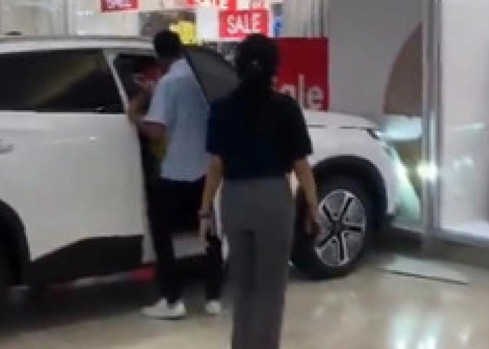 Heboh, Bocah Menabrakan Mobil Listrik Rp 488 Juta ke Toko di Mall, Jadi Perbincangan di Media Sosial