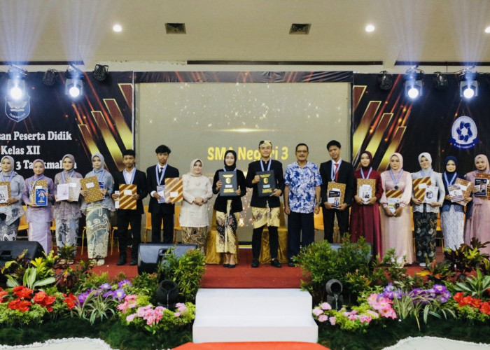Moment Sakral Ratusan Siswa SMAN 3 Kota Tasik Sungkeman, Graduation yang Bikin Haru