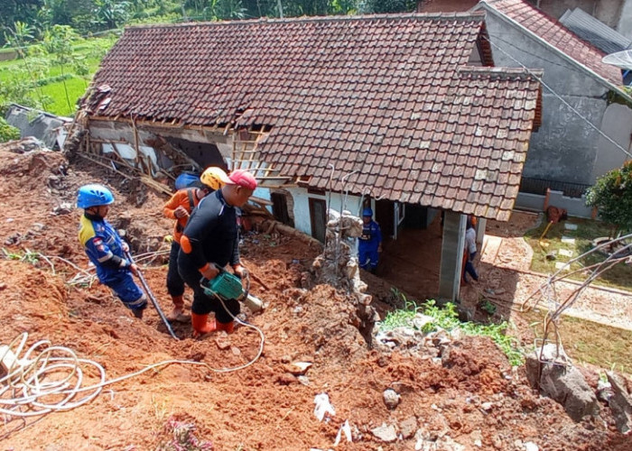 Jalan Penghubung Dua Desa di Bojonggambir Tasikmalaya Amblas, Enam Rumah Terancam