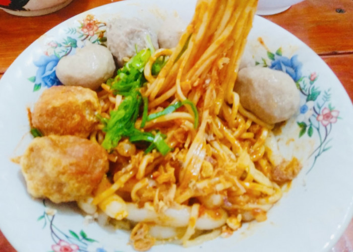 Enaknya Bakso Hidden Gem Kuliner Kota Tasikmalaya, Sensasi Dimasak Pakai Tungku Arang