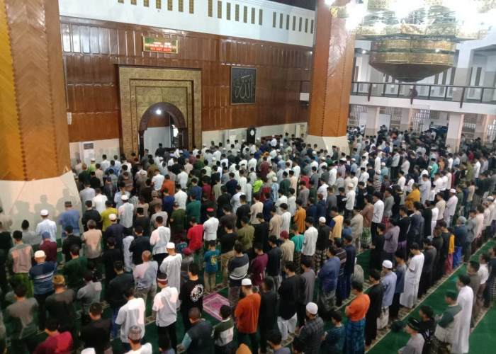 Salat Tarawih Perdana di Tasikmalaya Disambut Antusias, Jemaah Meluber ke Halaman Masjid Agung 