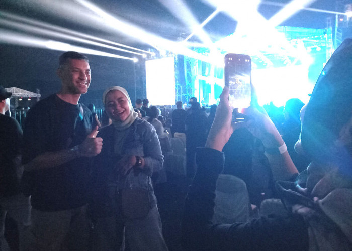 Didi Riyadi Diserbu Penggemar Minta Swafoto saat Nonton Konser Dewa 19 di Kota Tasikmalaya