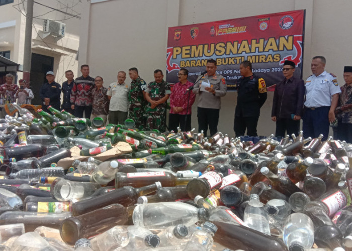 Belum Sempat Beredar, 10 Ribu Botol Miras Dimusnahkan Polres Tasikmalaya  