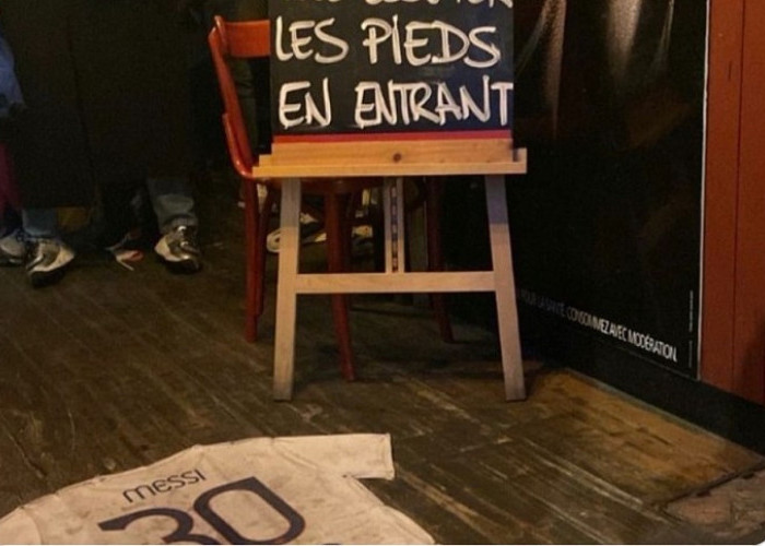Kesal Kalah dari Argentina di Piala Dunia, Bar di Perancis Gunakan Kaos Lionel Messi Sebagai Keset